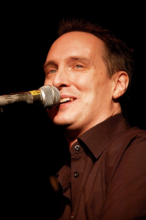 Klaus Sedl beim Gesang mit Mikrofon
